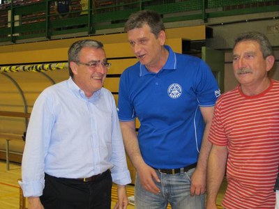 Foto 2. L'alcalde ha felicitat l'entrenador Miroslav Vujasinovic i el president de l'Associació Francesc Berenguer.
