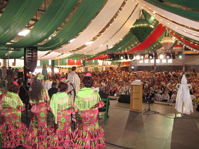 Foto 2. Unes 3.000 persones han seguit la missa rociera que s'ha fet al pavelló 3 dels Camps Elisis.