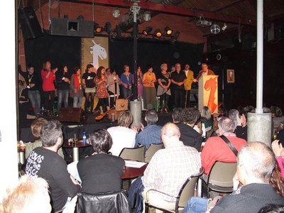 Foto 2. Ros ha felicitat tots els qui participen en aquesta Fira i el Centre de Titelles pels seus 25 anys.