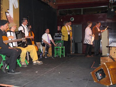 Foto 3. Quico el Célio, el Noi i el Mut de Ferreries han presentat l'acte de cloenda, oferint una particular lliçó de vers cantat i improvisat, a rit….
