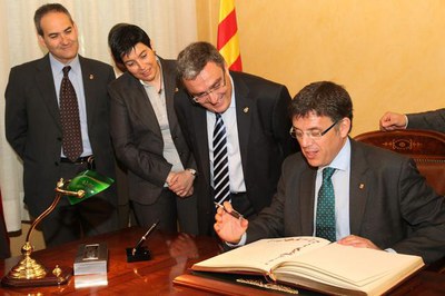 2. Recoder ha signat el Llibre d'Or..