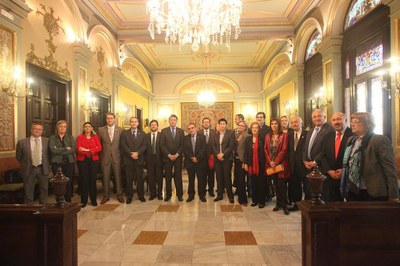 3. L'alcalde i la Corporació, amb el conseller al Saló de Sessions..