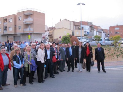 Foto 2. Àngel Ros i diversos membres de la corporació municipal a la nova rotonda, durant els actes d'inici de la festa major a Magraners.