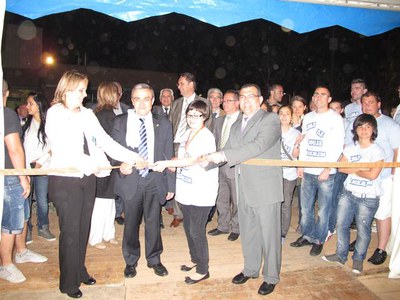 Foto 3. Ros també ha inaugurat la carpa dels joves, ubicada al costat del pavelló municipal.