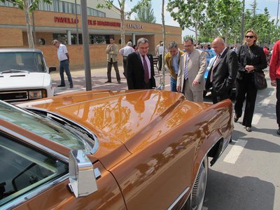 Foto 3. Ros ha visitat l'exposició de vehicles acompanyat per la regidora Neus Brocal i el president de l'AV, Antonio Águila.