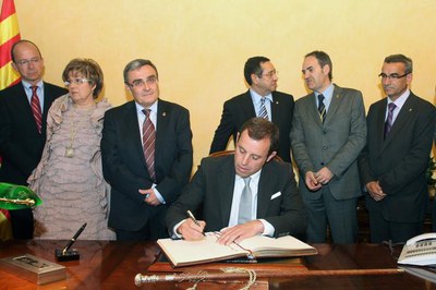 2. Signatura al Llibre d'Or de la Paeria..