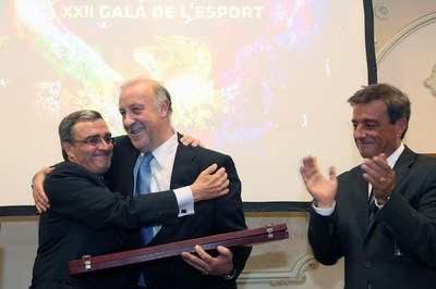Foto 2. Ros ha fet entrega a Vicente del Bosque d'una falcata de la ciutat.