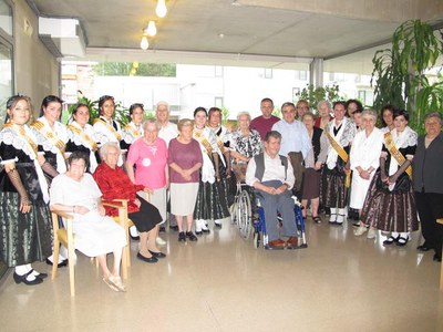 Foto 2. L'alcalde ha desitjat als usuaris del centre una bona festa major i ha conversat una estona amb ells.