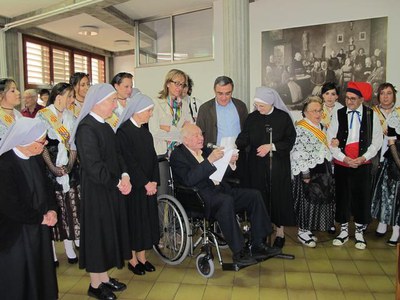 Foto 2. El sr. Juan Buera ha llegit l'habitual salutació a l'alcalde i les pubilles.