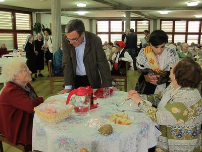 Foto 3. El paer en cap i les pubilles han conversat una estona amb els usuaris de la residència.