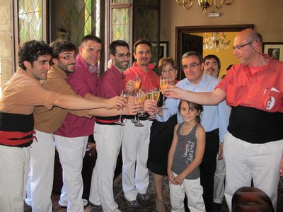 Foto 2. Ros i Parra, brindant amb els caps de colla de les tres colles castelleres que han actuat aquest diumenge a la Plaça de la Paeria.