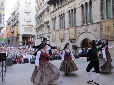 Foto 2. La plaça s'ha omplert per veure els balls de l'Esbart Lleidatà de Dansaires.