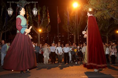 Foto 2. L'alcalde, al ball dels Gegants i el Marraco, després del castell de focs.