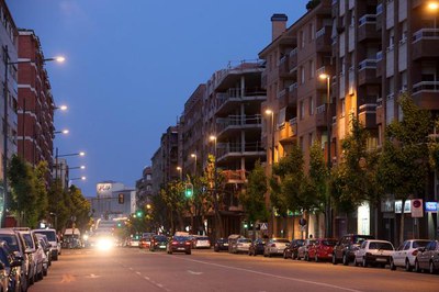 Foto 2. S’han instal·lat 21 columnes de 12 metres d’alçada en el tram comprès entre els carrers Urgell i Jeroni Pujades.