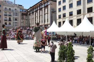 Foto 2. L'Ofrena floral s'ha celebrat aquest matí a la plaça Sant Joan, amb la participació de diverses entitats culturals i veïnals de la ciutat.