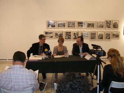 La tinenta d'alcalde Montse Parra, juntament amb Albert Turull, director de l'IEI i el director del Museu Morera, Jesús Navarro, han presentat la Nit….