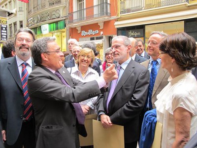 Àngel Ros, mostrant la façana del Palau de la Paeria.