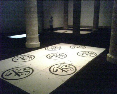 "Fin de siglo" és un altre dels tapissos que integren l'exposició de Carlos Garaicoa..