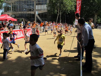 Foto 3. Ros ha animat els corredors durant el recorregut, als Camps Elisis.