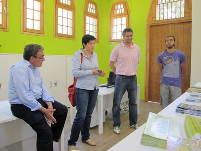 Foto 2. En l'interior, s'ha creat un únic espai, de 50 m2 de superfície útil, amb una àrea d'atenció i una altra de treball.