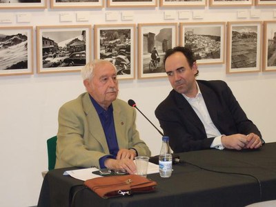 Foto 2. Josep Vallverdú, amb el director del Museu Morera, Jesús Navarro.
