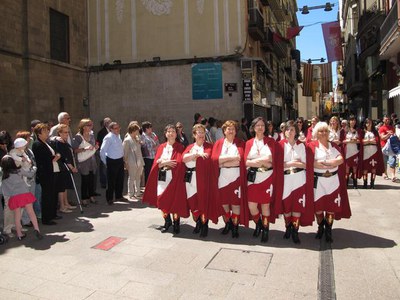 Foto 2. Ros ha saludat les Comparses al seu pas per la plaça de la Paeria.