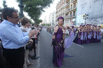 Foto 3. Milers de lleidatans han sortit al carrer per veure la desfilada de Moros i Cristians 2011.