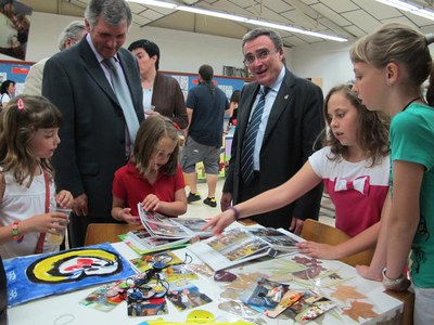 Foto 3. L'alcalde de Lleida ha visitat l'exposició de treballs manuals dels alumnes del col·legi de Sucs i de l'escola bressol municipal.