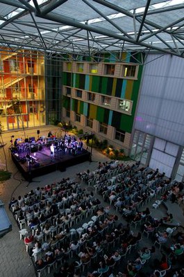 Foto 2. L'actuació, dirigida per Jaume Olivé i que ha tingut una molt bona resposta del públic, ha inclòs un repertori amb swing i rock..