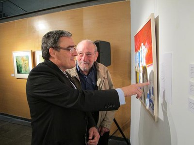 Foto 3. Víctor Pallarés mostra la seva obra al paer en cap.