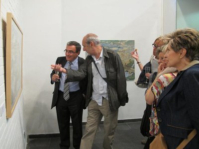 Foto 4. Ros ha comentat les peces exposades amb els diferents autors, com amb Benjamí Tous.