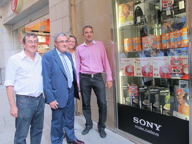 Foto 2. Segons el paer en cap, Humoreix reflexa la vitalitat de l'Eix Comercial. L'establiment Fontova és un dels que participen exposant caricatures a l'aparador