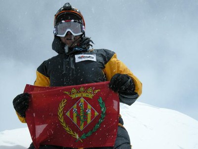 L'alpinista lleidatà, amb la bandera de Lleida al cim del Lhotse..