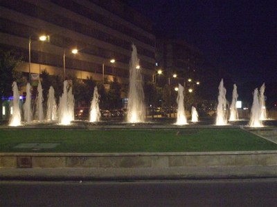 Foto 2. Entre altres operacions, les obres a la font de Pardinyes han inclòs la reparació dels focus de la il·luminació que no funcionaven.