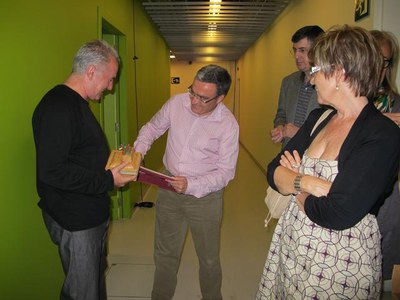 Foto 2. El paer en cap i la tinenta d'alcalde Montse Parra han felicitat el cantant pel concert.