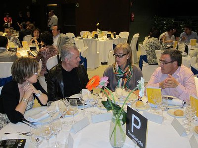 Foto 3. El paer en cap ha participat del sopar benèfic, al qual també ha assistit el cantautor asturià.