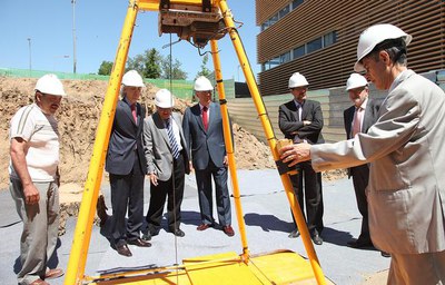 Fotografia de la col·locació de la primera pedra.