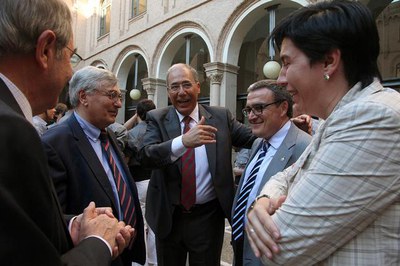L'alcalde, el nou rector i 1a tinenta d'alcalde Marta Camps, a un dels claustres de la Universitat de Lleida..