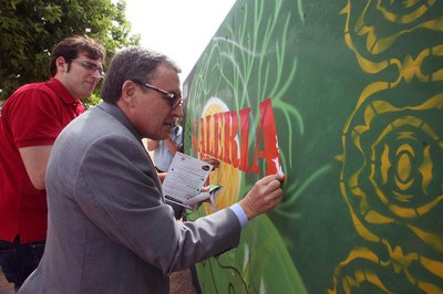 L'alcalde de Lleida s'ha sumat a les tasques finals per completar el primer grafit del mur..