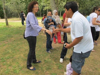 Foto 2. La regidora ha saludat els pares i mares que han assistit a la trobada.