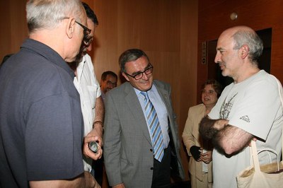 El paer en cap saluda José Luís Cebollada en presència de la directora de Ciència en Acció..