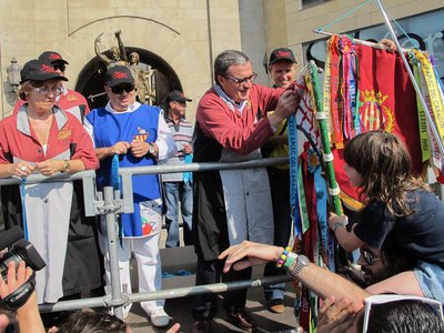 Foto 2. L'alcalde, en la imposició d'escarapel·les a les colles de l'Aplec.