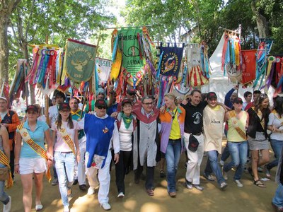 Foto 3. Els estendarts han desfilat fins al recinte de l'Aplec als Camps Elisis.