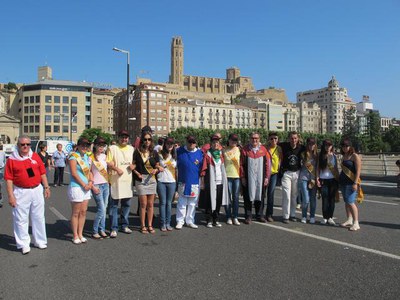 Foto 4. La cercavila de les colles, amb els membres de la Corporació Municipal, la Fecoll i les pubilles de la ciutat, pel Pont Vell.