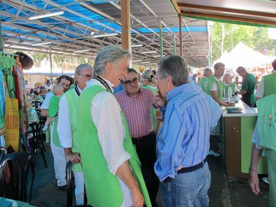 Foto 3. Àngel Ros ha visitat els collistes de diverses penyes de l'Aplec.