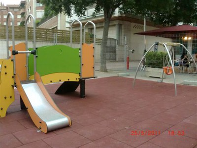 Foto 2. A la plaça Humbert Torres també s'ha millora l'espai infantil.