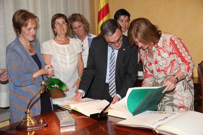 2. L'alcalde mostra a la consellera l'edició facsímil del Llibre dels Usatges..