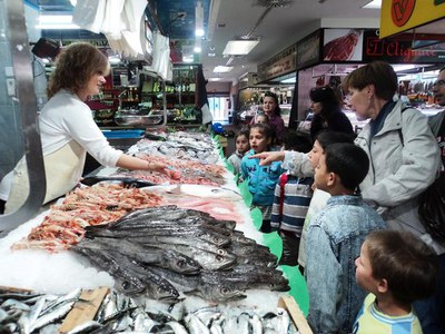 Alumnes del CEIP Cervantes veient com treballen els peixaters i peixateres..