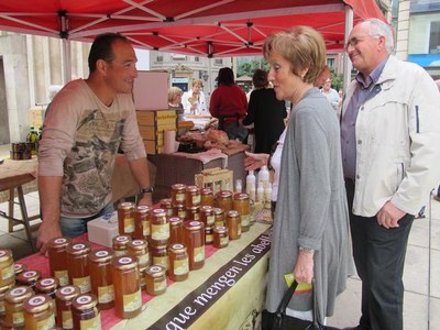 Foto 2. El Mercat, que compta amb 24 parades, ofereix productes de temporada.