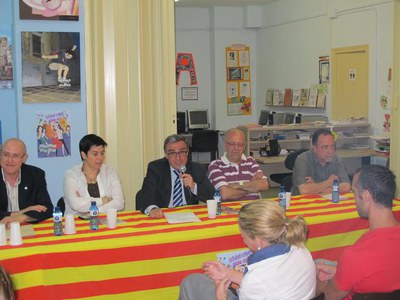 Foto 2. Ros, acompanyat de M.Camps i l'intendent de la Guàrdia Urbana, qui ha estat el pregoner de les festes d'aquest barri.